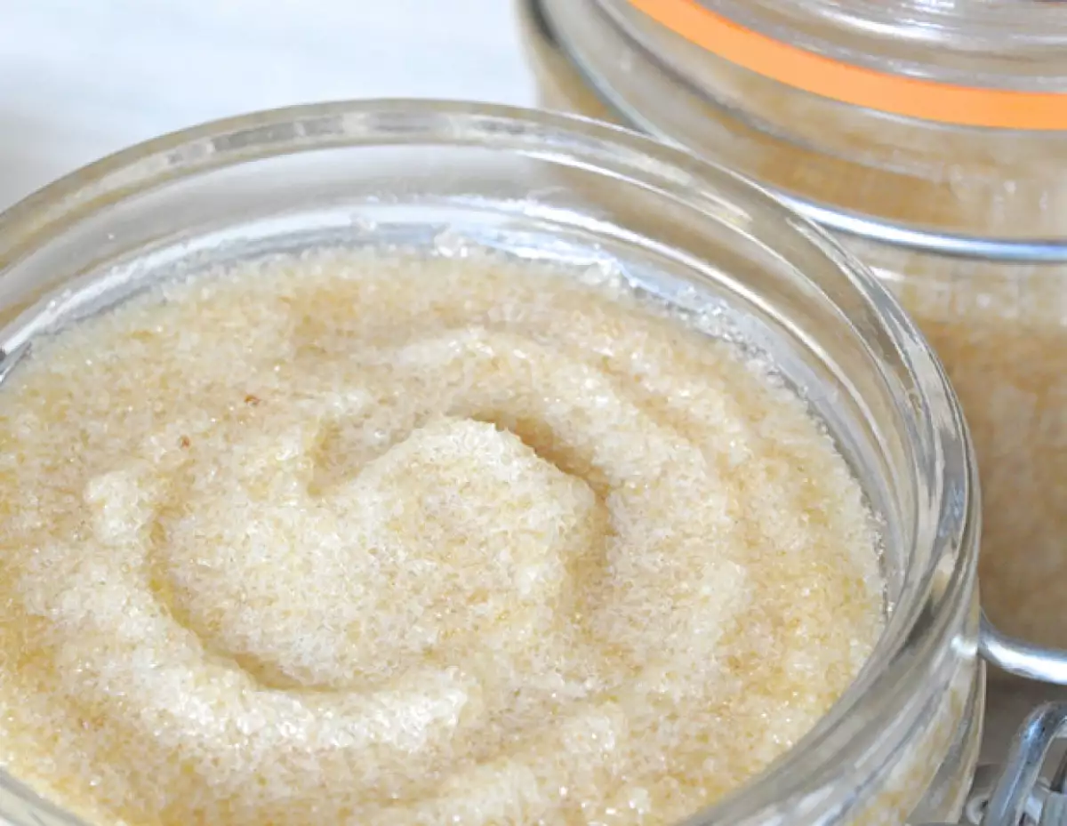 Haz un exfoliante en casa con azúcar mascabada para cerrar los poros abiertos.