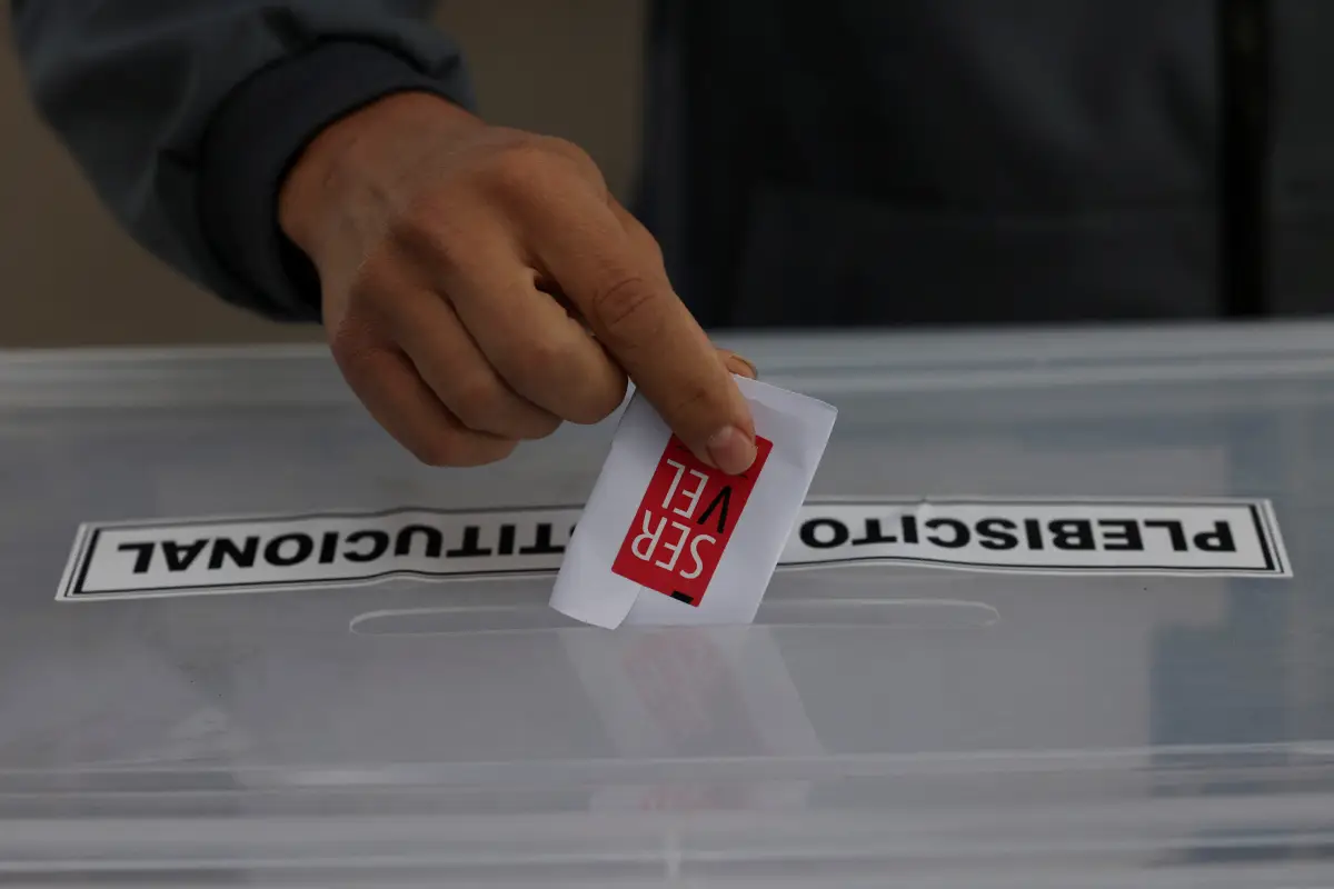 Un ciudadano vota durante un referéndum sobre una nueva constitución chilena en Santiago, Chile, el 17 de diciembre de 2023.