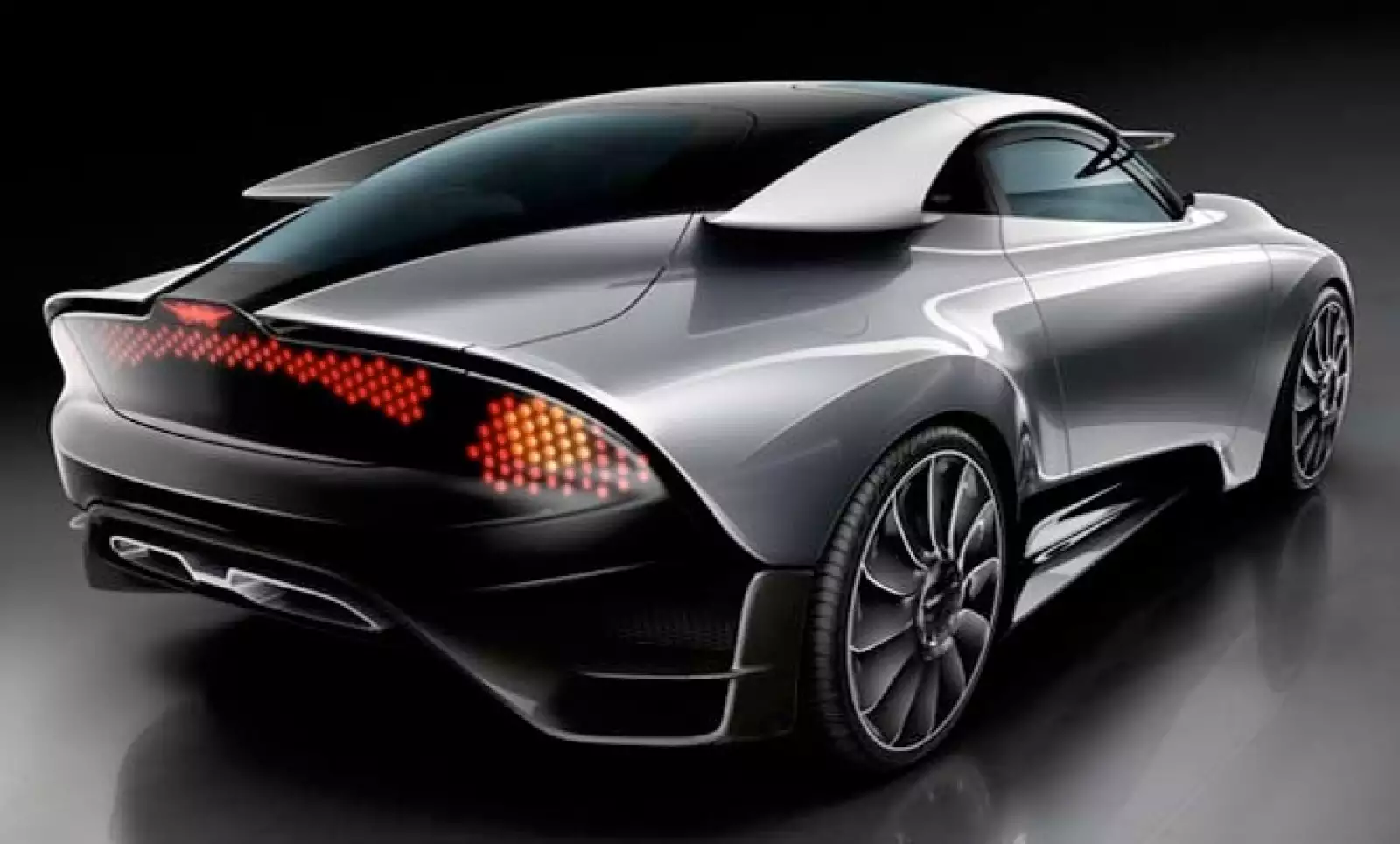 La marca sueca Saab presentó su nuevo modelo concepto Phoenix, que se inspira en las líneas aeronáuticas de sus comienzos e intenta marcar un estilo a los próximos lanzamientos de la empresa.