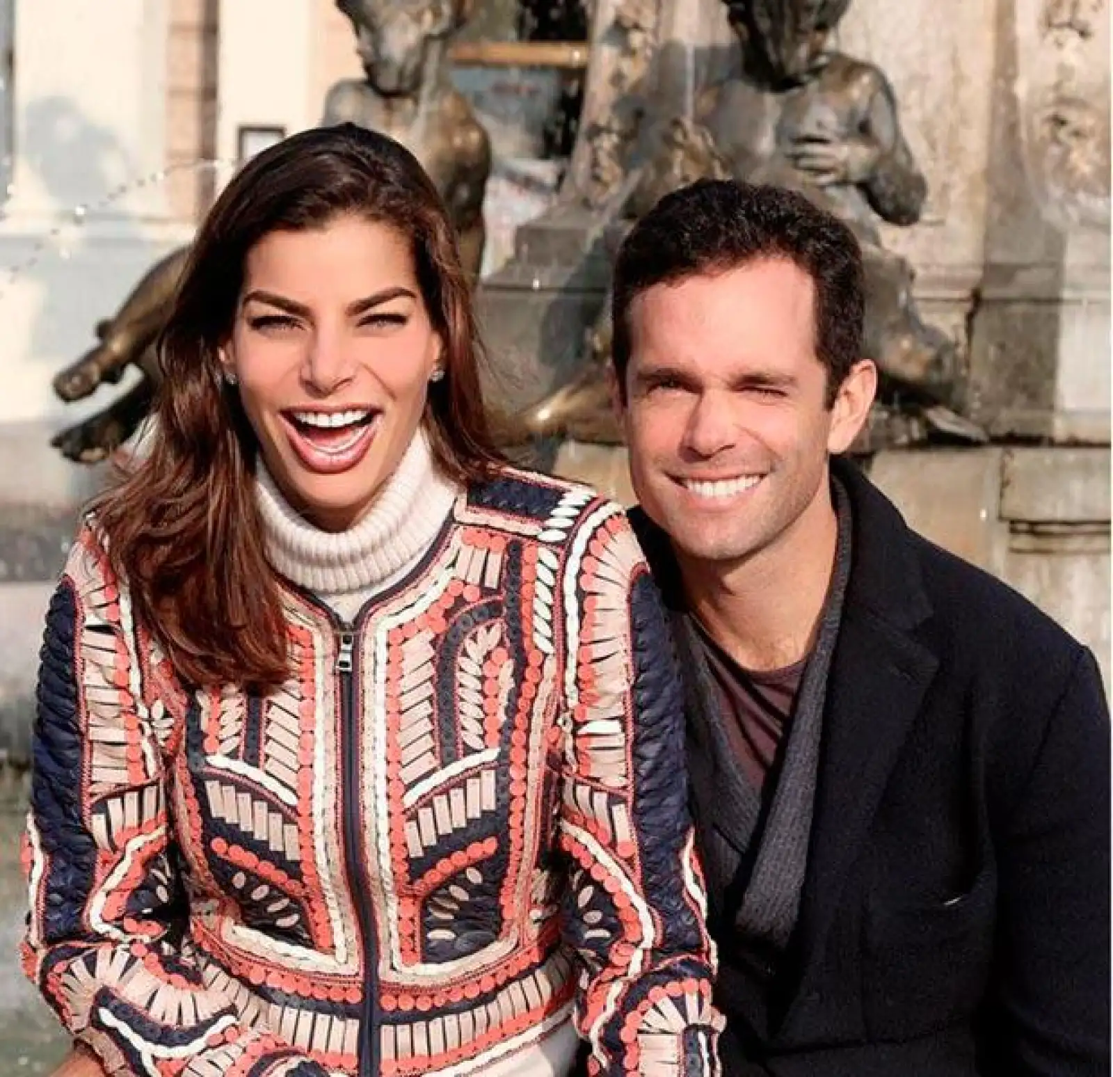 La pareja no puede ocultar su felicidad, aquí los vemos posando en Eslovaquia.
