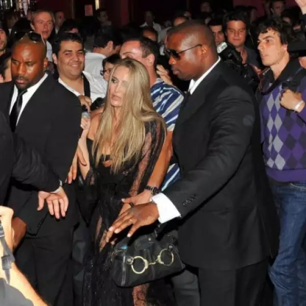 La scort causó gran revuelo en su visita a Francia.