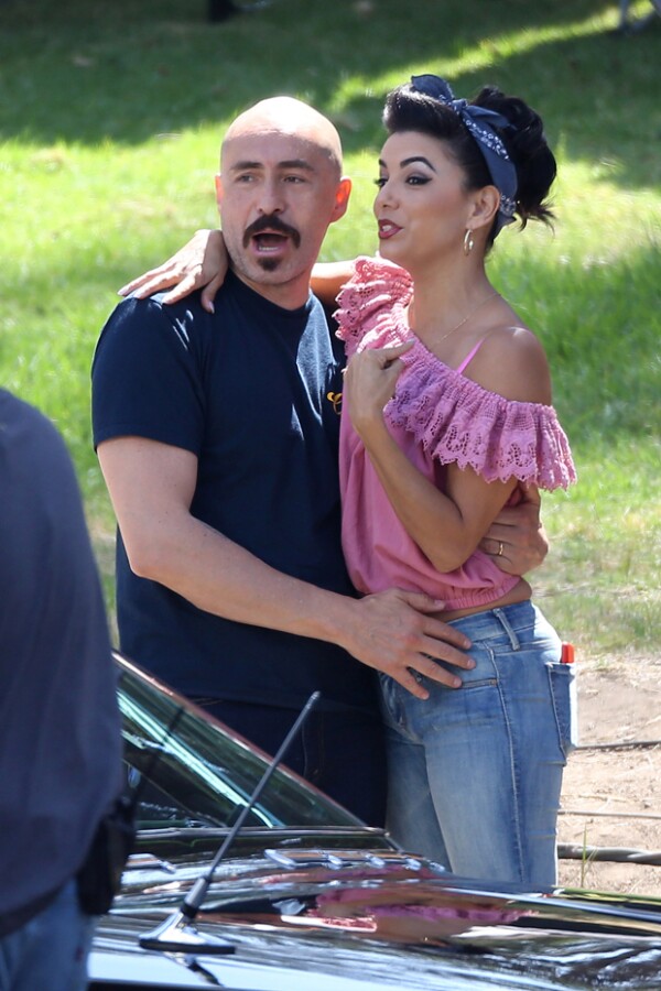 Eva lució muy sexy con ajustados jeans y una blusa de hombros descubiertos.