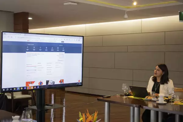 mujer usando una laptop 