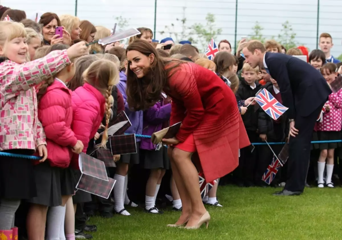 En su primera aparición después de publicarse una reveladora imagen de la duquesa y de su tour por Australia, los royals visitaron una escuela, un parque y hasta una destilería de whisky.