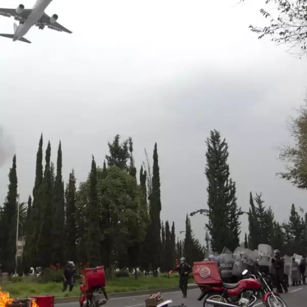 Decenas de manifestantes intentaron tomar el Aeropuerto Internacional de la Ciudad de México