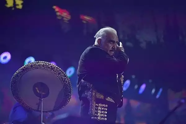 El cantante mexicano dio un emotivo concierto ante aproximadamente 70 mil personas en el Estadio Azteca.
