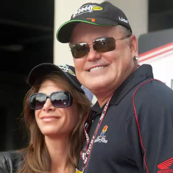 Los activistas que luchan por los derechos de los animales realmente odiaron a este CEO de GoDaddy. En 2011, publicó videos perturbadores de él portando una arma y parado junto a un elefante muerto. Parsons intentó explicar que el animal que había matado 