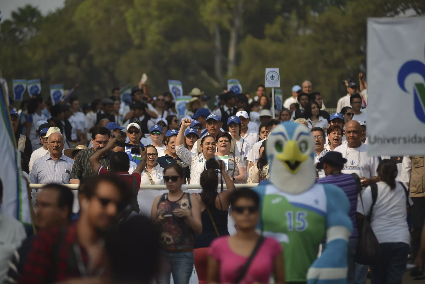 Integrantes de la comunidad de la Universidad Veracruzana (UV) han marchado para exigir al gobierno estatal el pago de adeudos.