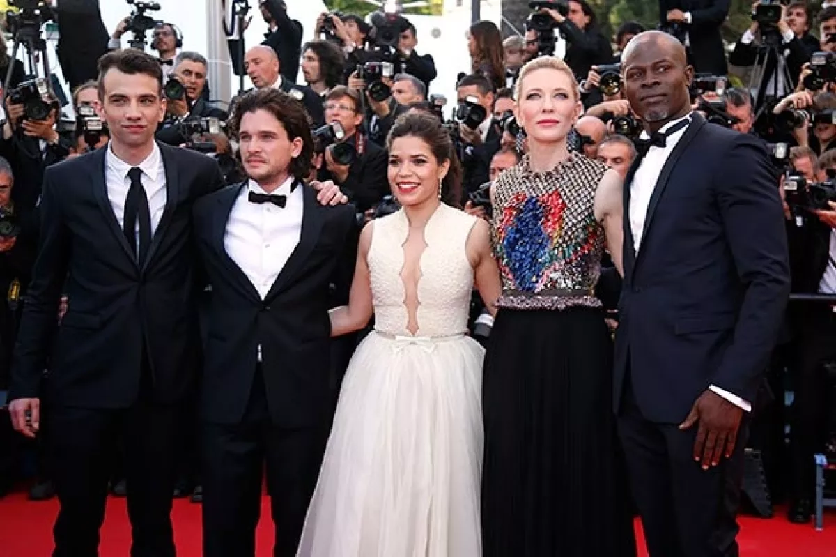 Djimon Hounsou, Cate Blanchett, America Ferrera, Kit Harington y Jay Baruchel posaban con naturalidad previo al incidente.