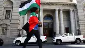 Una mujer camina con una bandera palestina durante una manifestación para expresar su apoyo al pueblo de Palestina, en Ciudad del Cabo, Sudáfrica, el 9 de octubre de 2023.