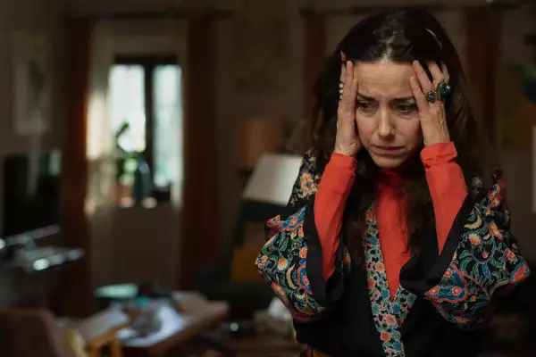 Foto de Cecilia Suárez, en su personaje de La China Jurado, llevándose las manos a la cara con expresión angustiada.