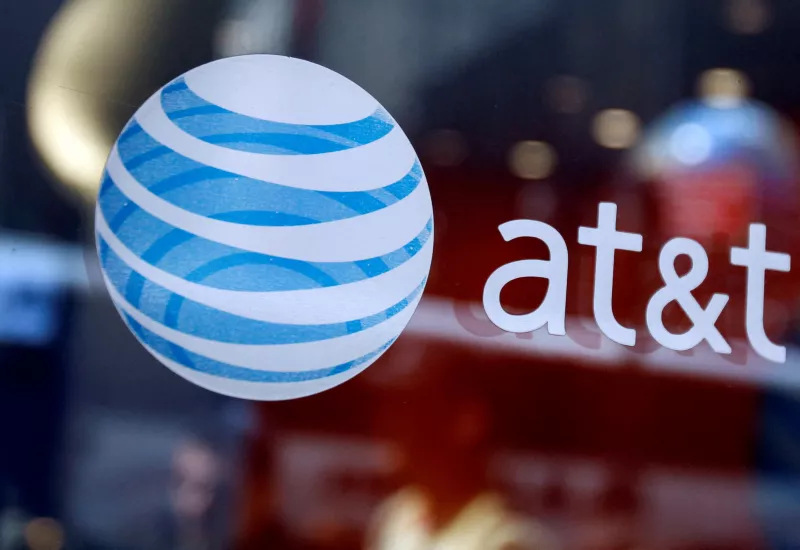 El logotipo de AT&T se ve en su tienda en Times Square en Nueva York el 21 de abril de 2010. REUTERS/Shannon Stapleton/Foto de archivo