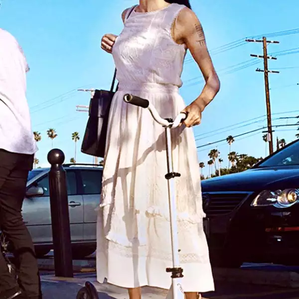 Esta es la figura actual de Angelina Jolie, misma que ha desatado especulaciones de anorexia.