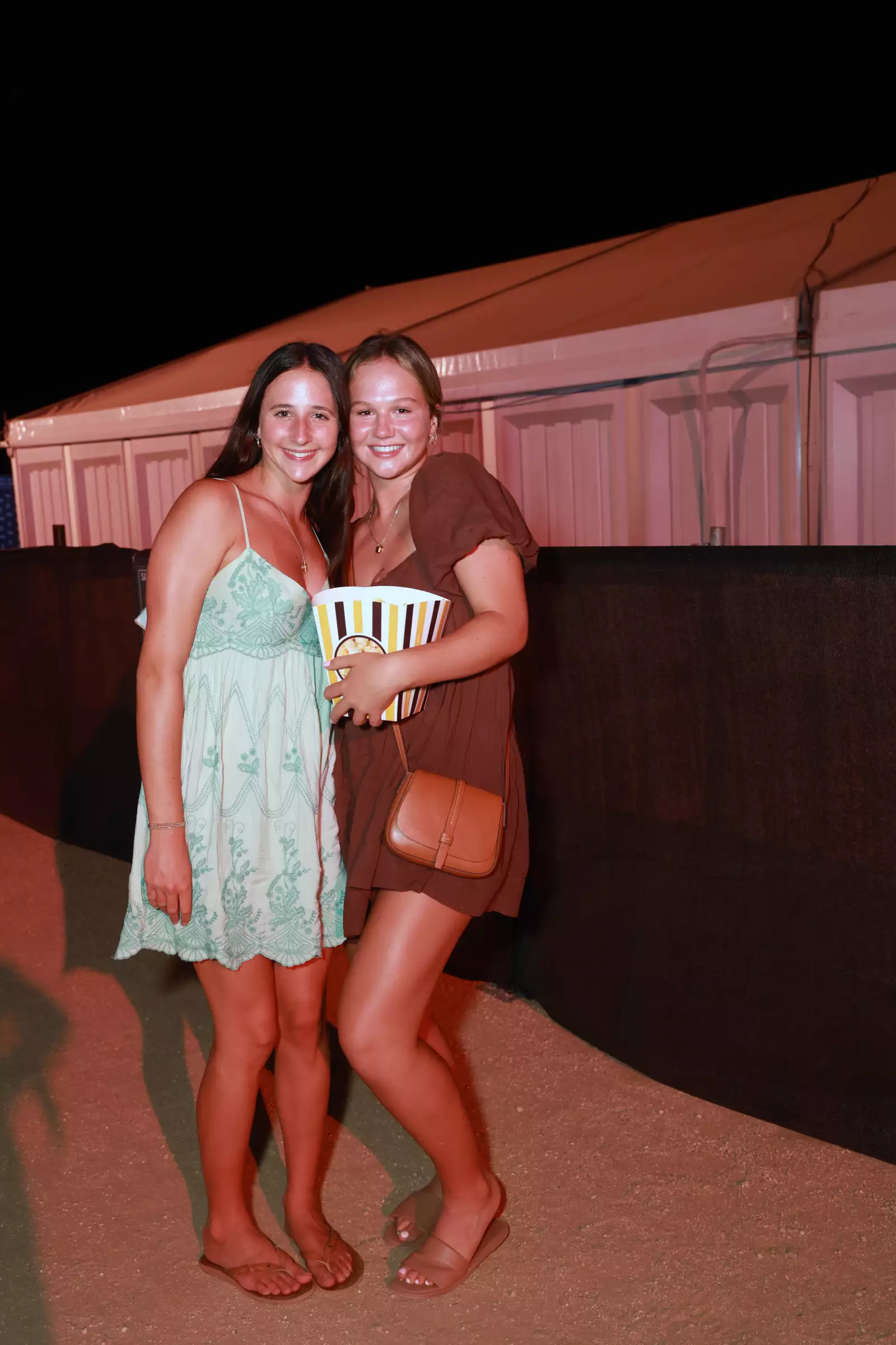 Ainsley Hogan y Katie Barmmer 