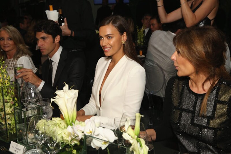 La novia de Bradley Cooper se separó de su novio para asistir a la inauguración de la tienda con un look total white.