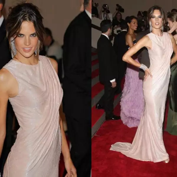 La modelo brasileña Alessandra Ambrosio también optó por el color de la noche: neutro metálico. El suyo es un Versace con detalle plisado.