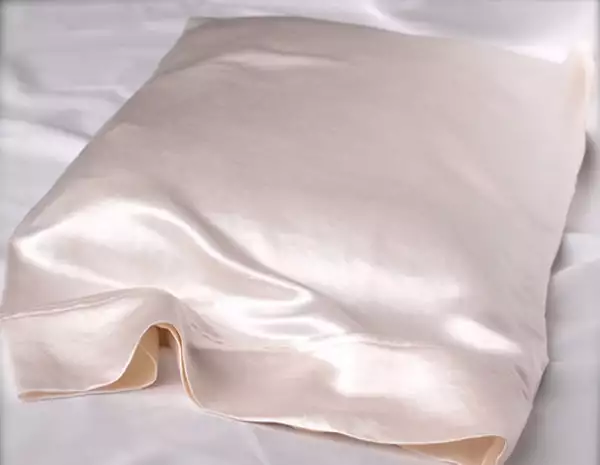 Cambia tus almohadas de algodón por almohadas de satén o seda para evitar arrugas y pelo partido.