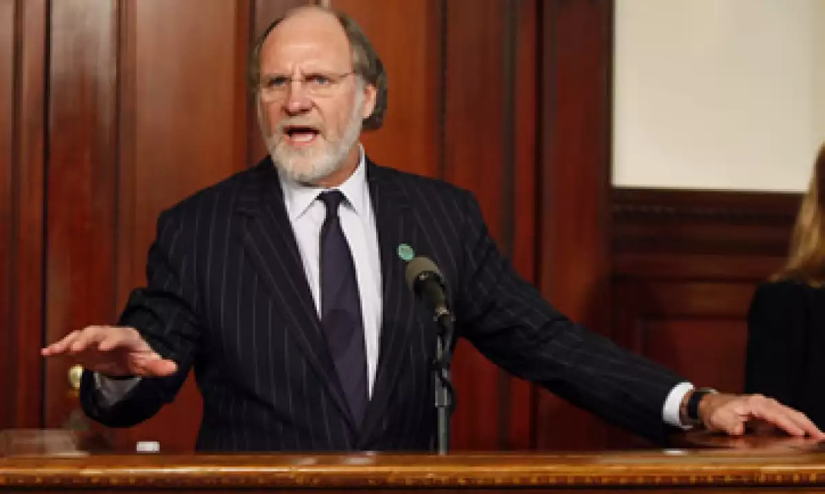Jon Corzine, ex CEO de MF Global, asegura desconocer dónde quedaron los 1,500 mdd de sus clientes. (Foto: AP)