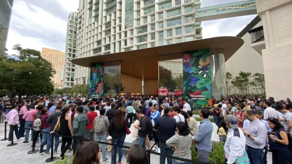 Nueva Apple Store atrae miles de fanáticos mexicanos