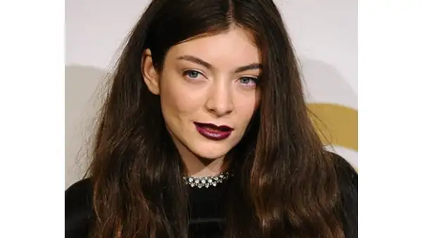 Lorde lanzará, junto a MAC Cosmetics, una línea de productos inspirados en su `vampy´ look.