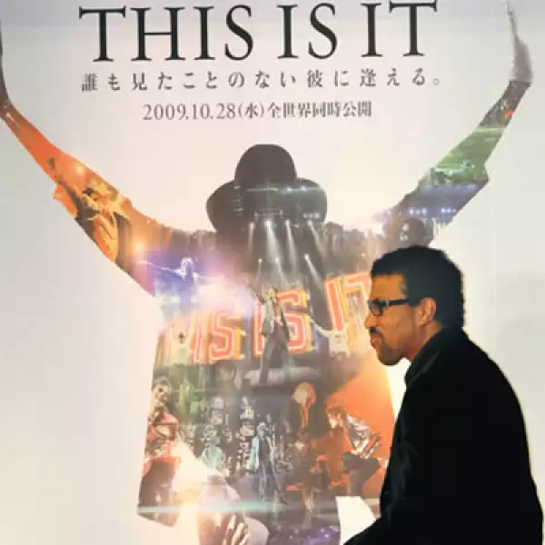 El miércoles 28 fue el estreno mundial de “This is it”, película documental de Michael Jackson. Muchos admiradores del rey del pop de todo el mundo fueron vestidos como su ídolo. Aquí, el cantante estadounidense Lionel Richie llega al estreno de Tokio.