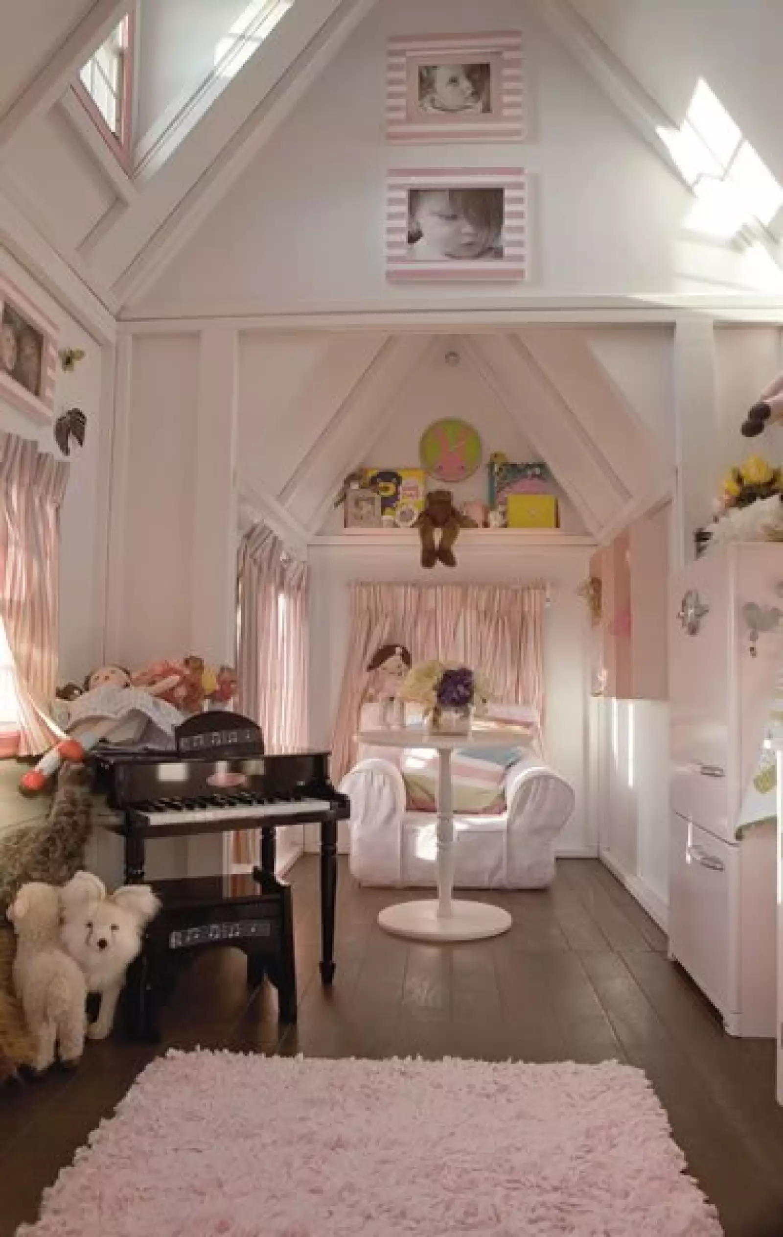 Enfrente descansa el elegante piano, adornado con un florero lleno de rosas multicolor —del rosal que tiene su abuelita— con las que logra darle un toque cálido a la estancia.