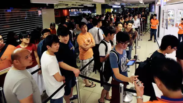 Decenas de personas fueron a la tienda comercial M1 Limited en Singapur para comprar la primer ‘tablet’ de Apple con tecnología Long Term Evolution (LTE) o 4G.