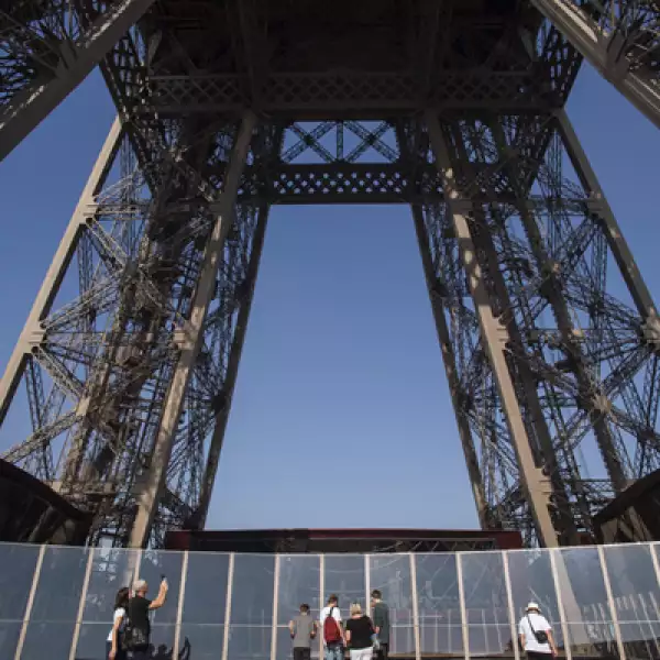 La alcalde de París, Anne Hidalgo,  inauguró el lunes pasado la renovación de la primera planta de la Torre, la más amplia.