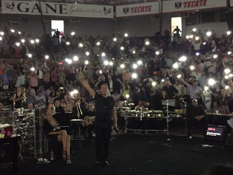En un punto, las luces de celulares invadieron el recinto.