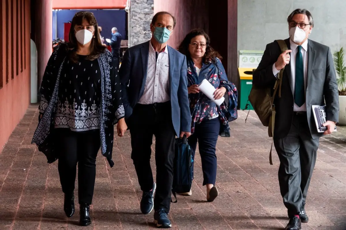 Carlos Marín Beristaín, Claudia Paz y Paz, Ángela María Buitrago y Francisco Cox Vial, arriban.a la presentación del tercer informe del GIEI sobre el caso Ayotzinapa.