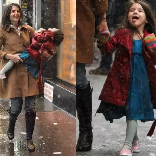 Suri demuestra que le gusta la nieve mientras pasea con mamá.