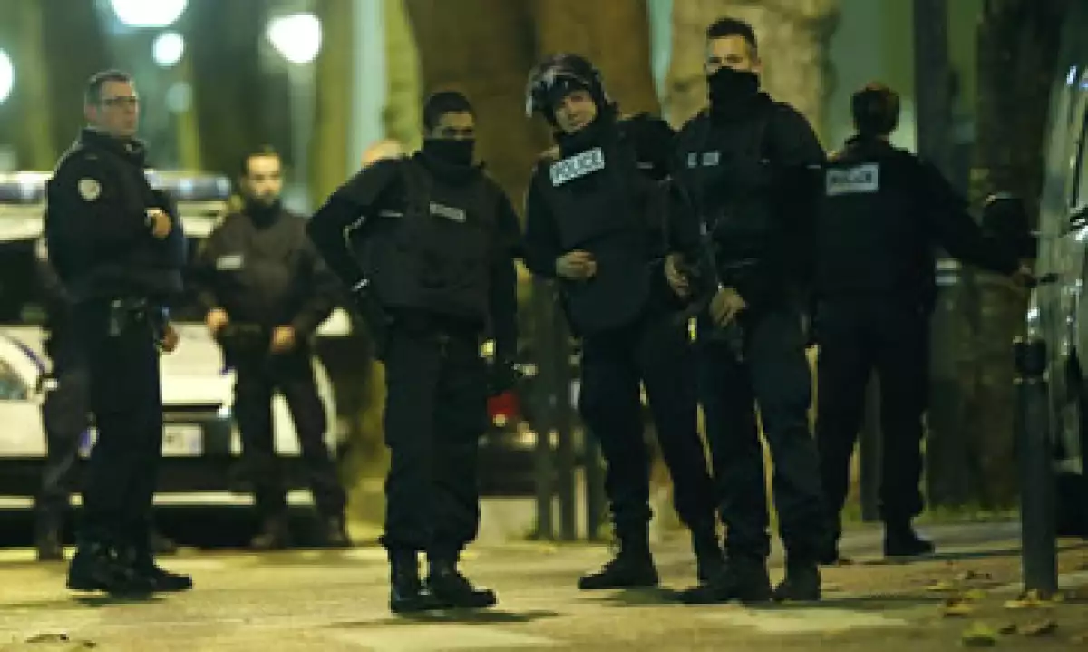 Elementos de la policía de Francia durante la redada para dar con uno de los sospechosos del ataque mortal en París llevado a cabo el pasado viernes. (Foto: Reuters )