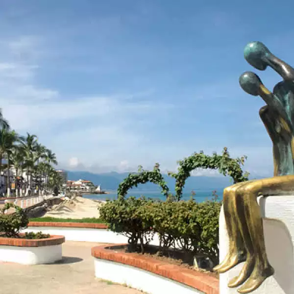 A todo lo largo del malecón de Puerto Vallarta, podrás encontrar esculturas, como este ejemplo llamada ‘La Nostalgia’.