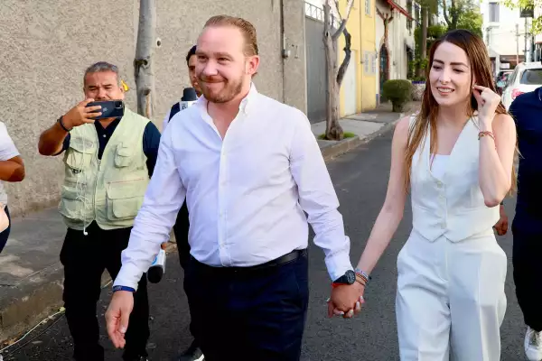 El político panista Santiago Taboada y su novia Fernanda Chávez