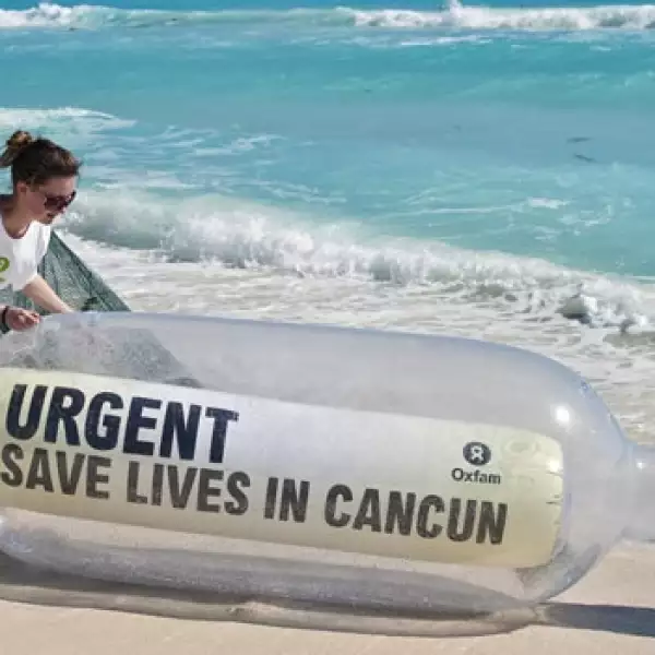 activistas envian mensaje en botella