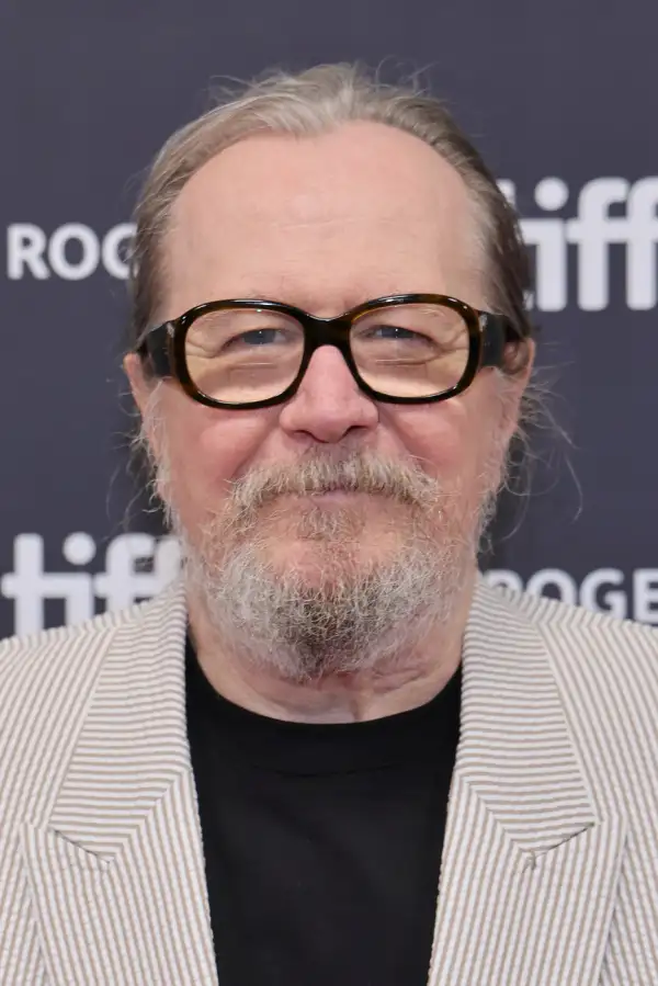 Gary Oldman dice que su colega Jack Lowden tiene todo para poder convertirse en el nuevo James Bond