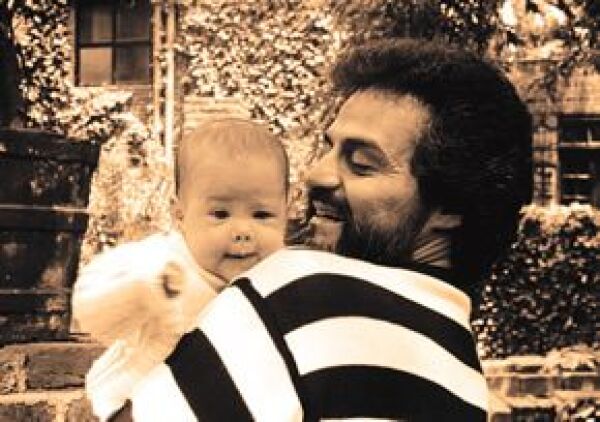 En 1989, desde que nació Zuria es la adoración de su papá, el actor Gonzalo Vega.