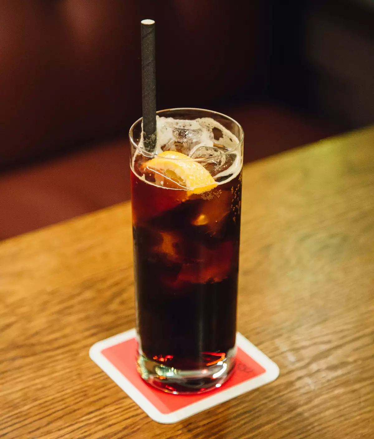 foto de la bebida cuba libre en un vaso highball.