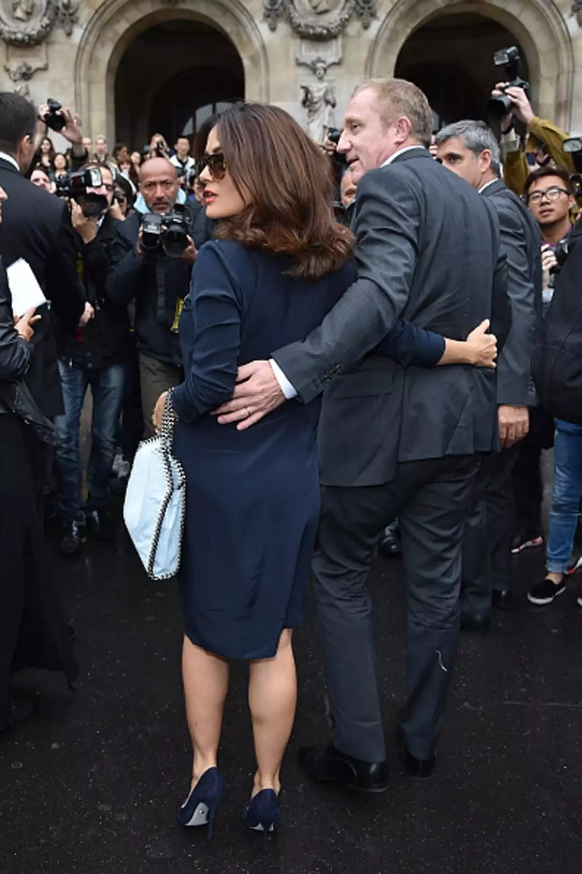 Françoise se asegura de que su esposa se encuentre protegida.