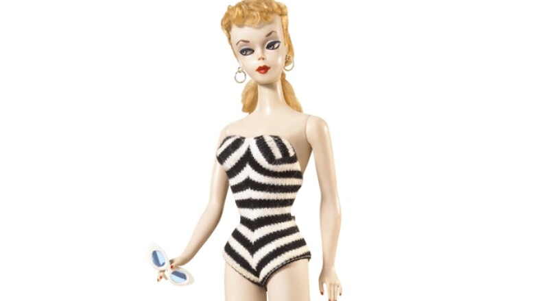 La primer Barbie salió a la luz durante la Feria del Juguete en la Ciudad de Nueva York y valía 3 dólares de ese tiempo. La muñeca reflejaba el glamour sofisticado de las estrellas de los 50 como Marilyn Monroe. Monroe