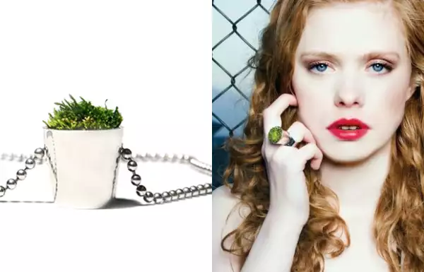 Growing Jewerly esta creada a partir de plata y musgo.