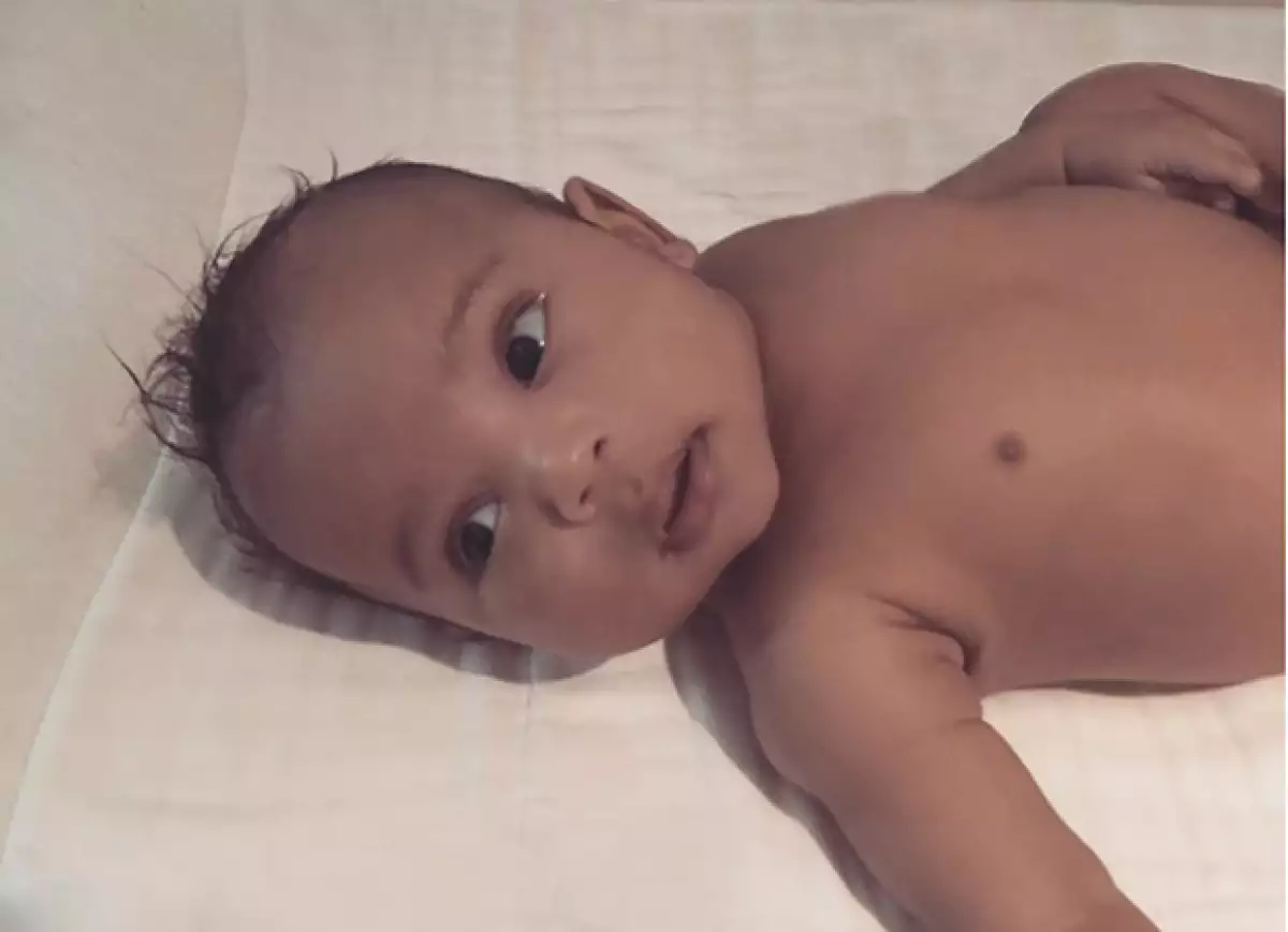 La esposa de Kanye West compartió una segunda imagen de su hijo, en la que nos queda claro que se parece a su hermana North cuando era pequeña.