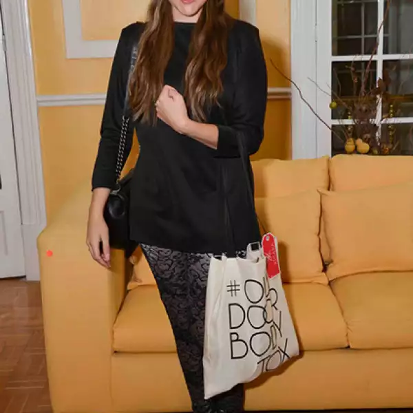 Romina Soto con la bolsa de obsequio que se dieron a todas la invitadas