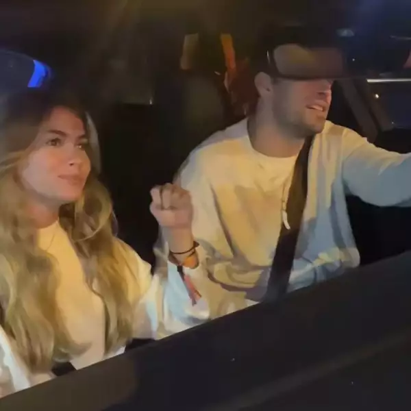 Piqué y su novia Clara Chía captados afuera del estadio Camp Nou muy felices