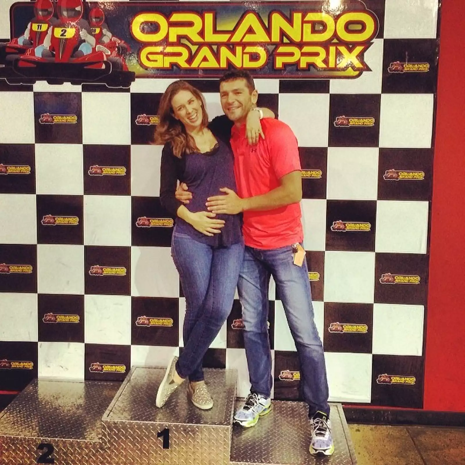 Jacky posando con Martín en uno de sus triunfos luego de que se enterara que estaba embarazada por segunda vez.