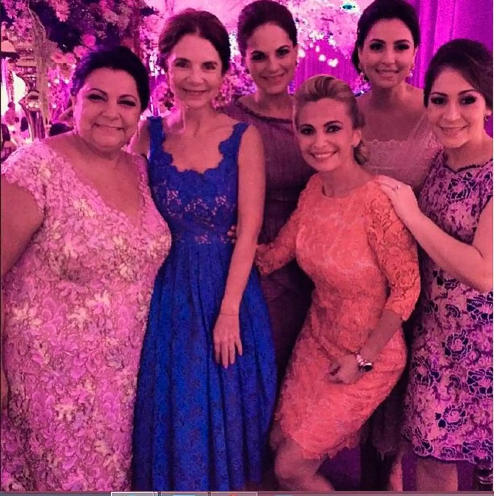 La feliz mamá de la bautizada junto a sus invitadas.