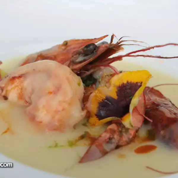 Terciopelo de patatas con camarones en su aceite aromático