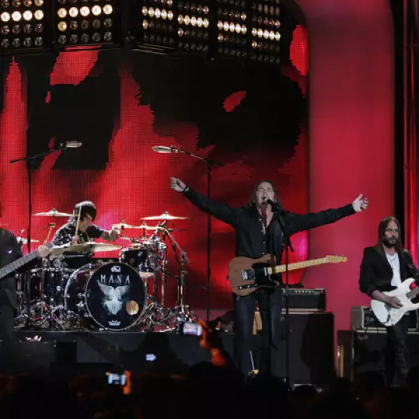 Maná presentó por primera vez en televisión su sencillo Lluvia al corazón.