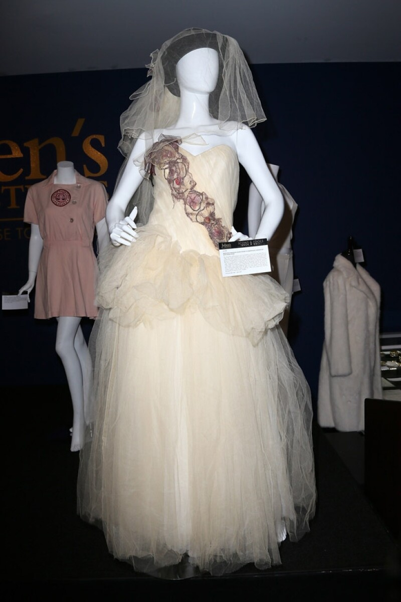 El vestido de bodas de la reina del pop fue el que tuvo más éxito en la subasta.