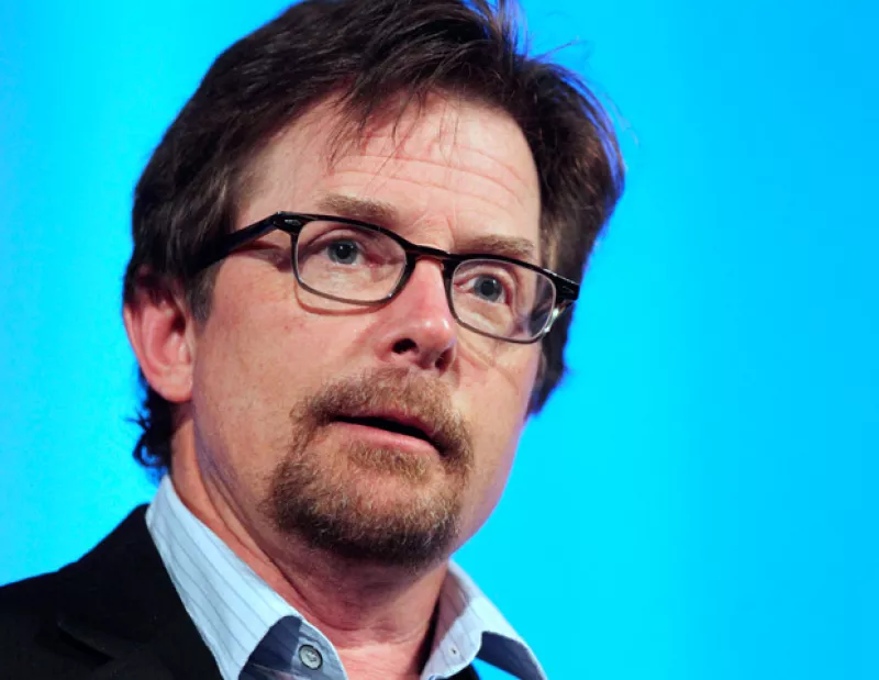 El actor quien saltó a la fama por la saga “Volver al futuro”, confirmó su participación en una serie de 22 capítulos, en la que se retratará su vida.